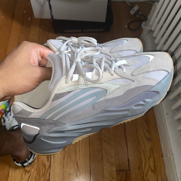 Yeezy boost 700 v2 tephra